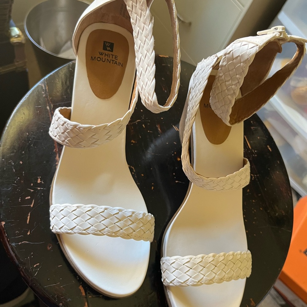 White Mountain Women's Cream Sandals chunky heel new size 9.5